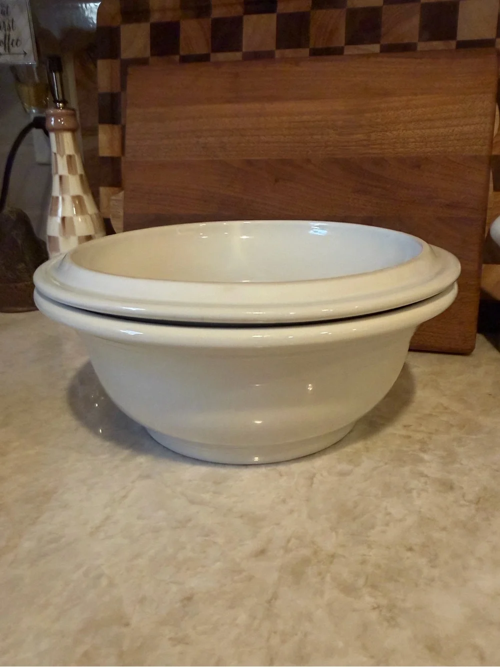 Vintage Fiesta white 2 qt round covered casserole dish